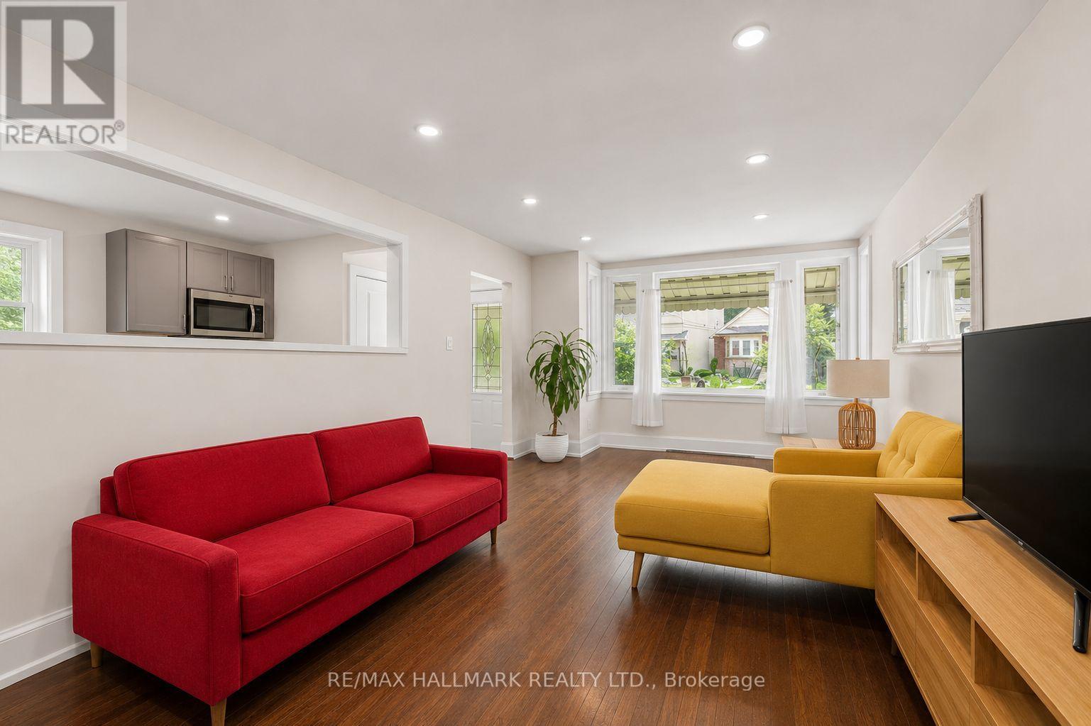 8 Davies Crescent, Toronto, Ontario  M4J 2X5 - Photo 2 - E13464572