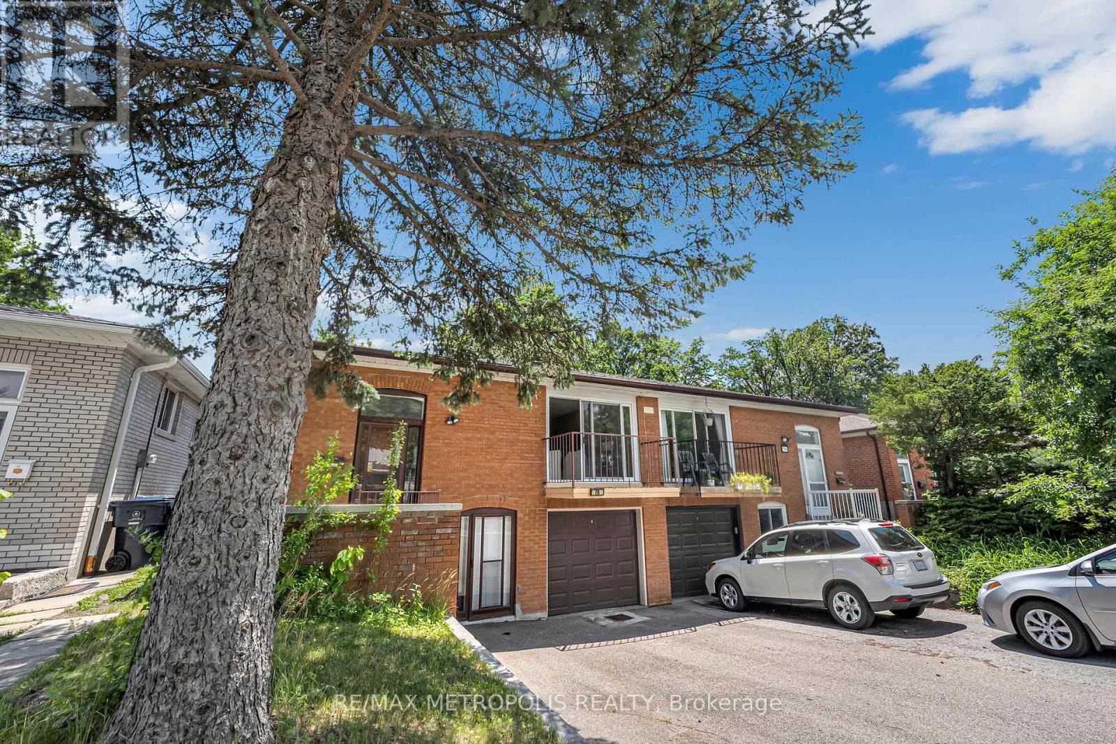 <div class="slider-price">$1,025,000</div><p>76 Harrington Crescent, Toronto, Ontario</p>
