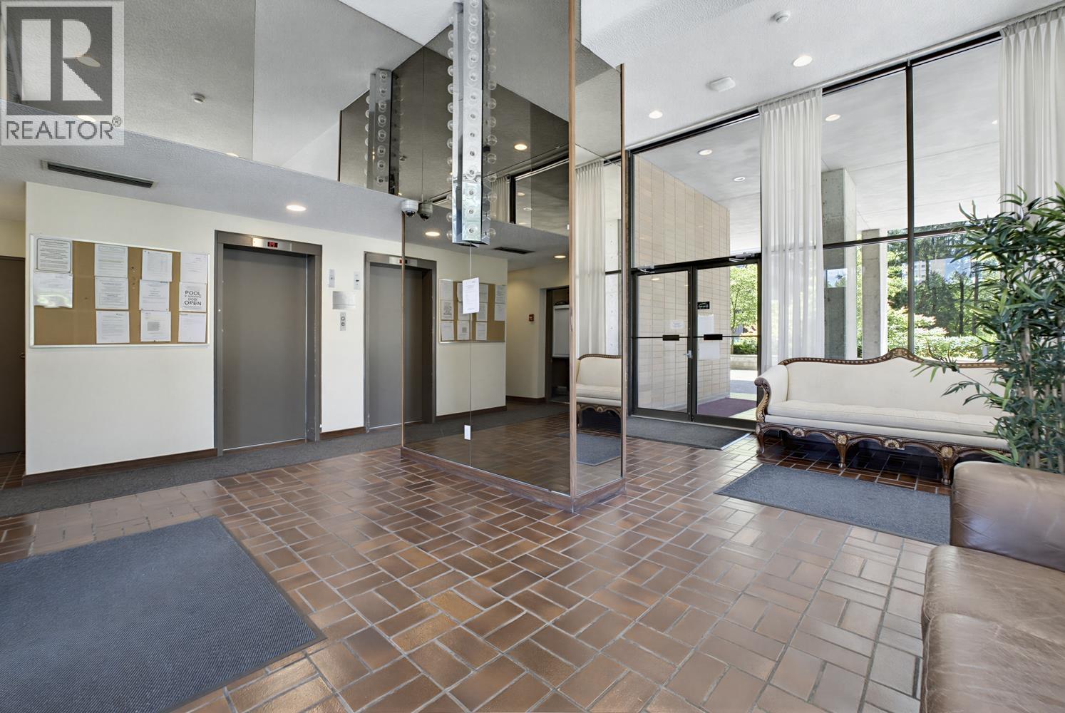 1602 3755 Bartlett Court, Burnaby, British Columbia  V3J 7G7 - Photo 2 - R3137682