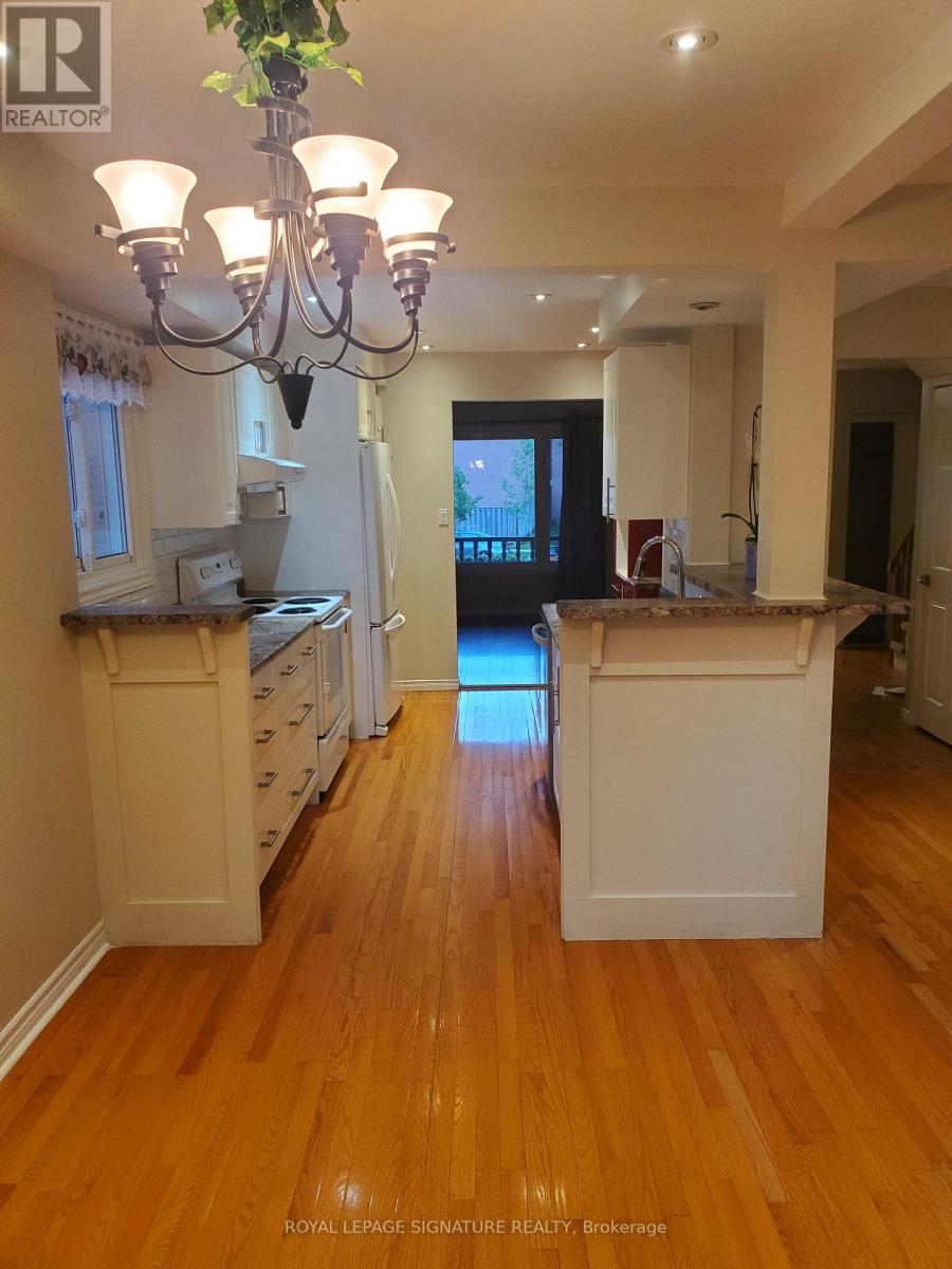 980 Sawgrass Crescent, Mississauga, Ontario L5C 3Y3 - Photo 5 - W13464646