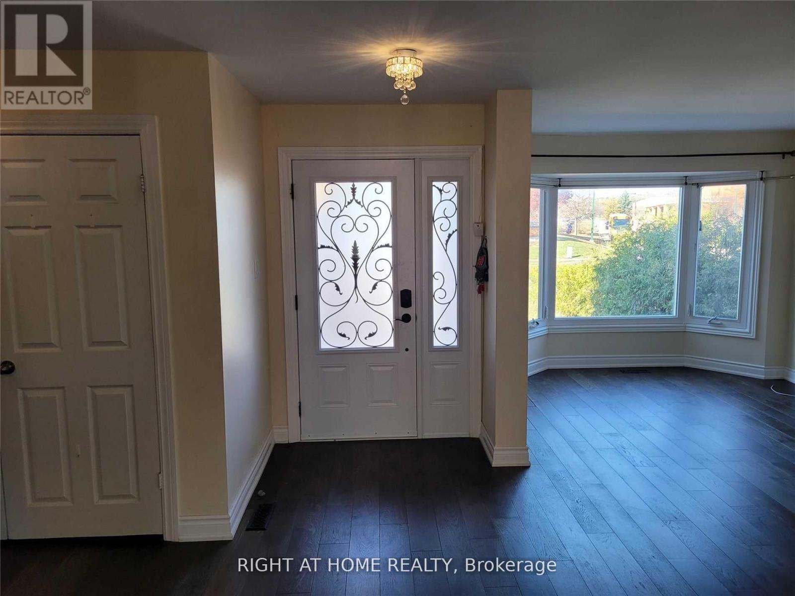 1080 Glenashton Drive, Oakville, Ontario L6H 4B9 - Photo 3 - W13464670