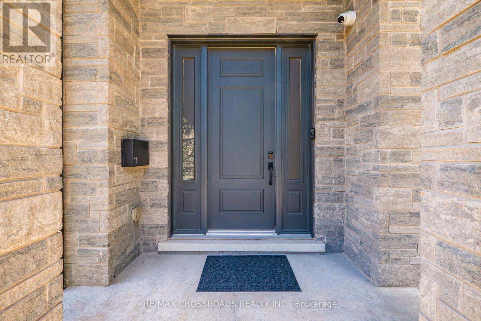 11 Oakley Court, Hamilton, Ontario L9G 1T6 - Photo 2 - X13464662