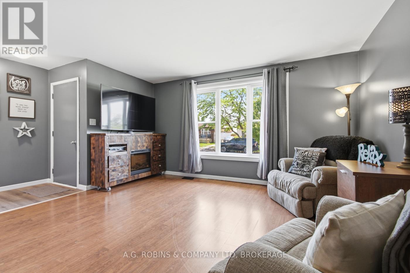 10 Chantal Court, Welland (Lincoln/crowland), Ontario L3B 5V3 - Photo 4 - X13464680