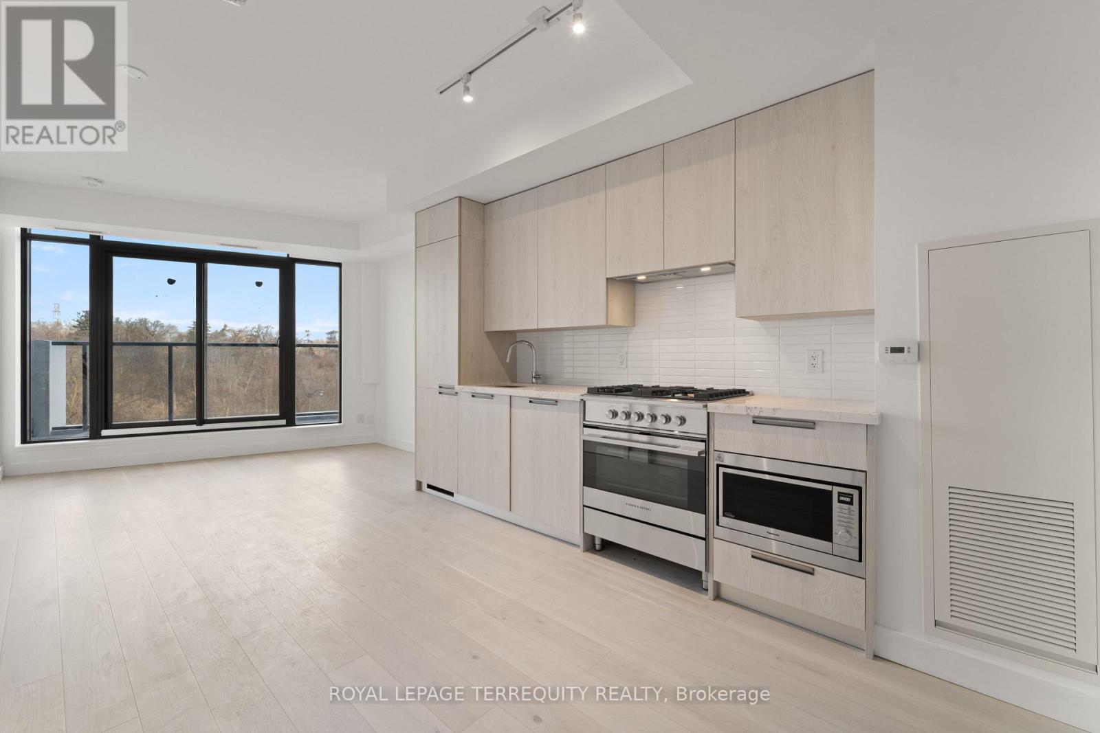 412 - 160 KINGSWAY CRESCENT, Toronto, Ontario