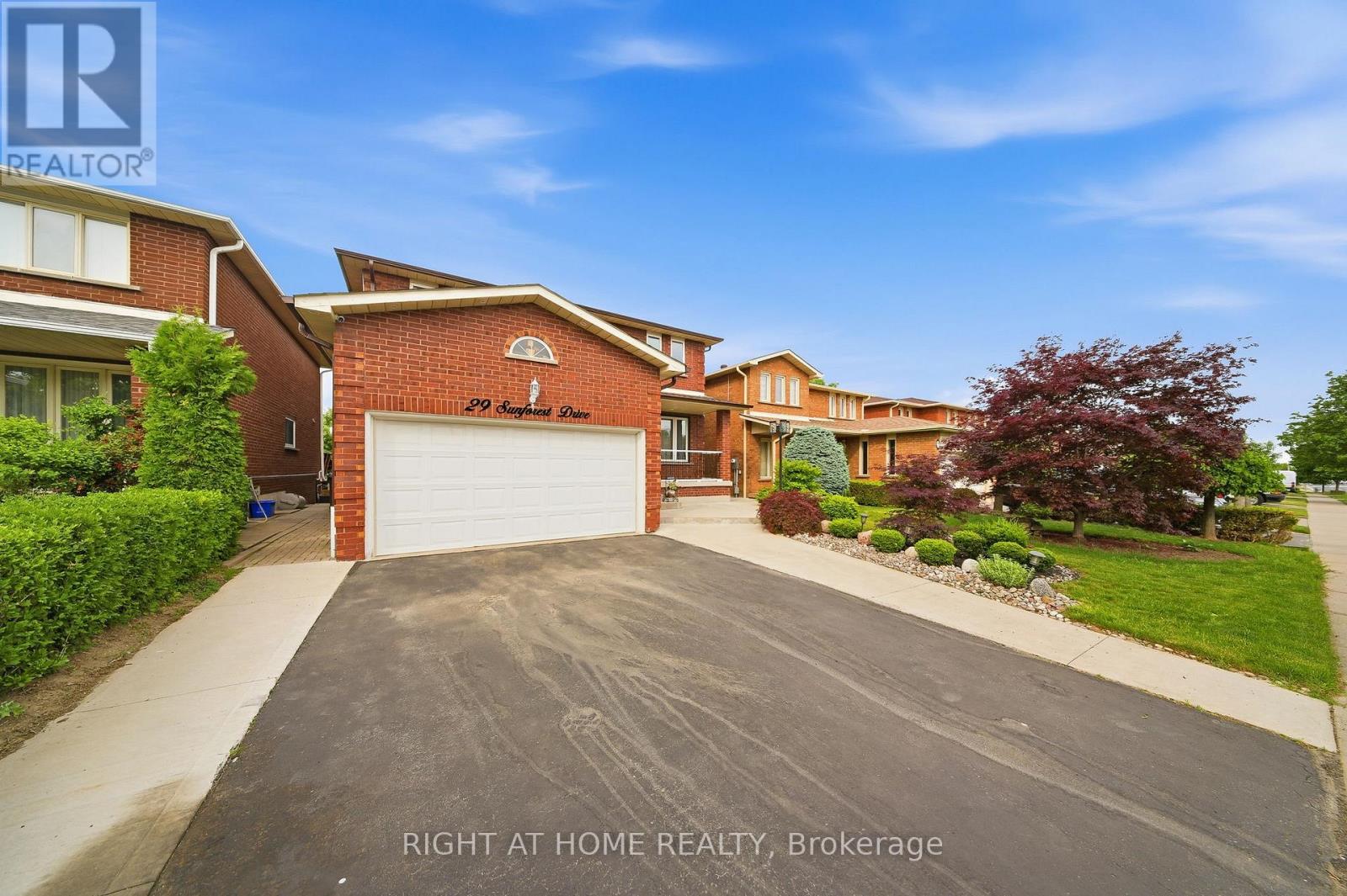 29 Sunforest Drive, Brampton, Ontario  L6Z 2Z3 - Photo 3 - W13464720