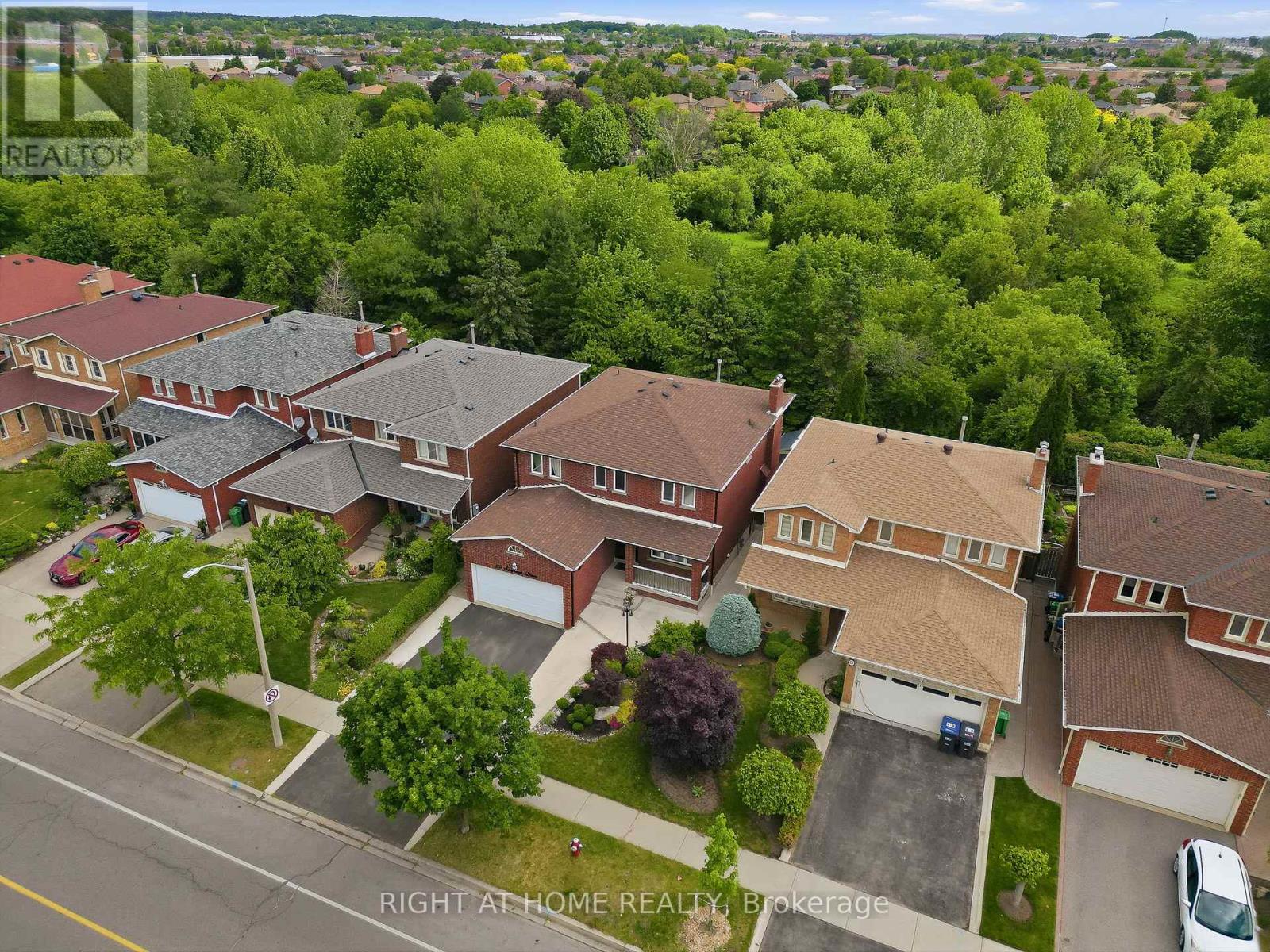29 Sunforest Drive, Brampton, Ontario  L6Z 2Z3 - Photo 4 - W13464720