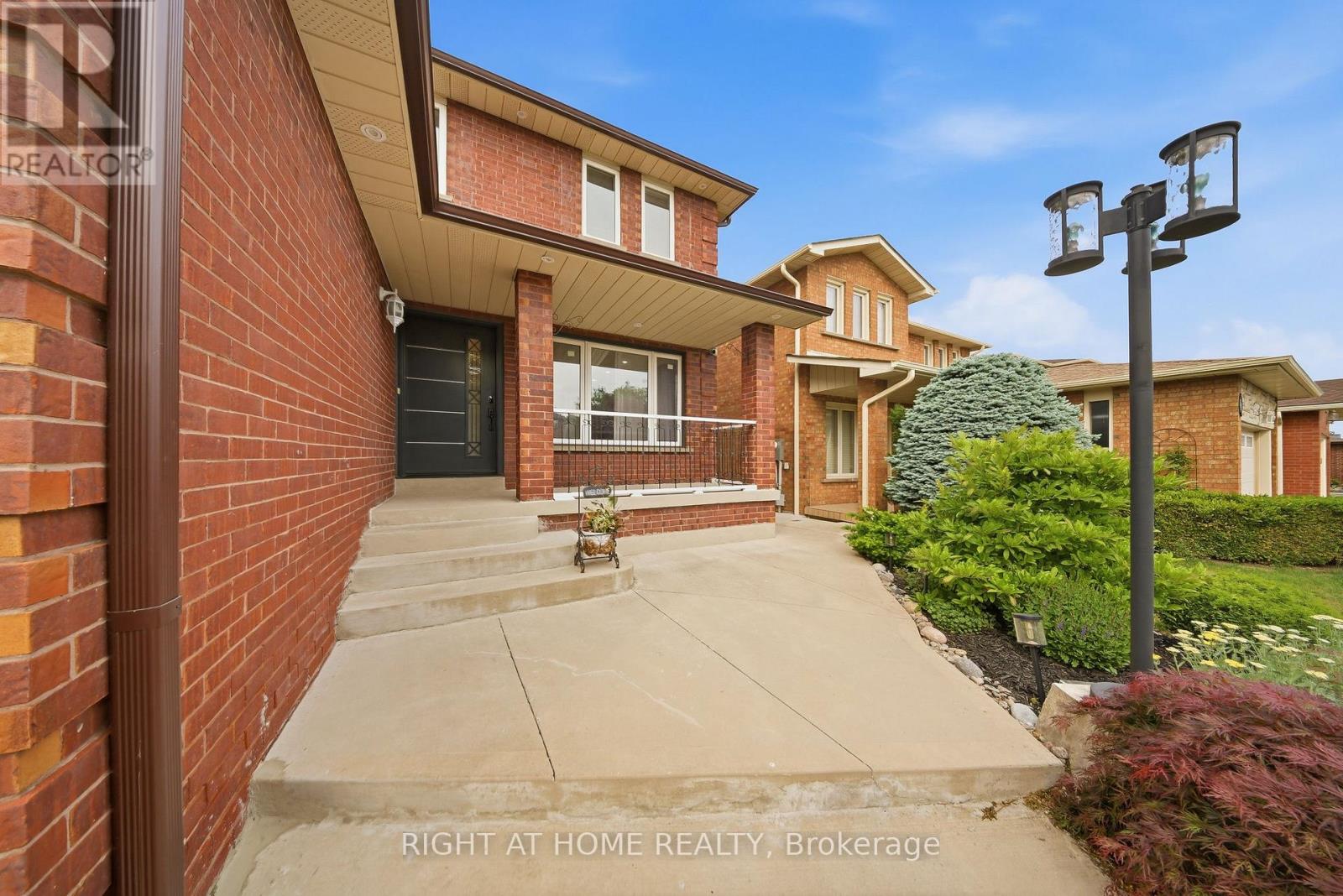 29 Sunforest Drive, Brampton, Ontario  L6Z 2Z3 - Photo 5 - W13464720