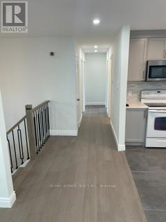 885 Forestwood Drive, Mississauga, Ontario  L5C 1G6 - Photo 4 - W13464800