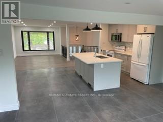 885 Forestwood Drive, Mississauga, Ontario  L5C 1G6 - Photo 5 - W13464800