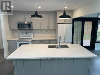 885 Forestwood Drive, Mississauga, Ontario  L5C 1G6 - Photo 6 - W13464800