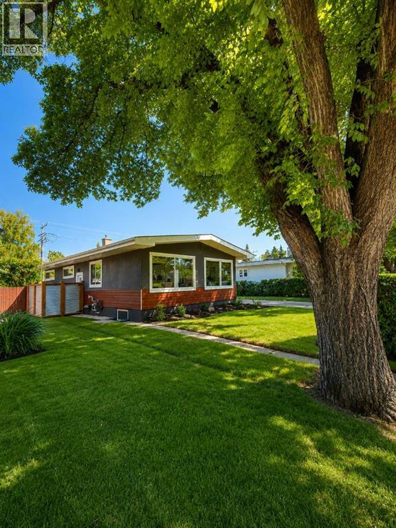 38 Westwood Drive Sw, Calgary, Alberta  T3C 2V7 - Photo 2 - A2308408