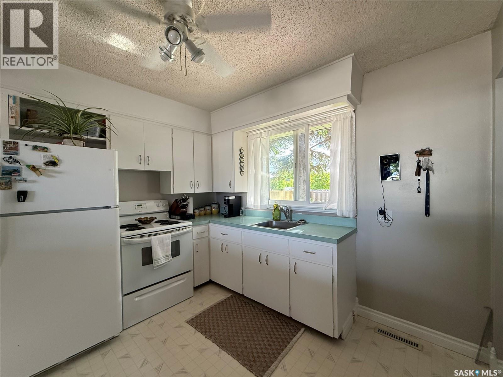 374 Fourth Avenue N, Yorkton, Saskatchewan  S3N 1B6 - Photo 3 - SK040033
