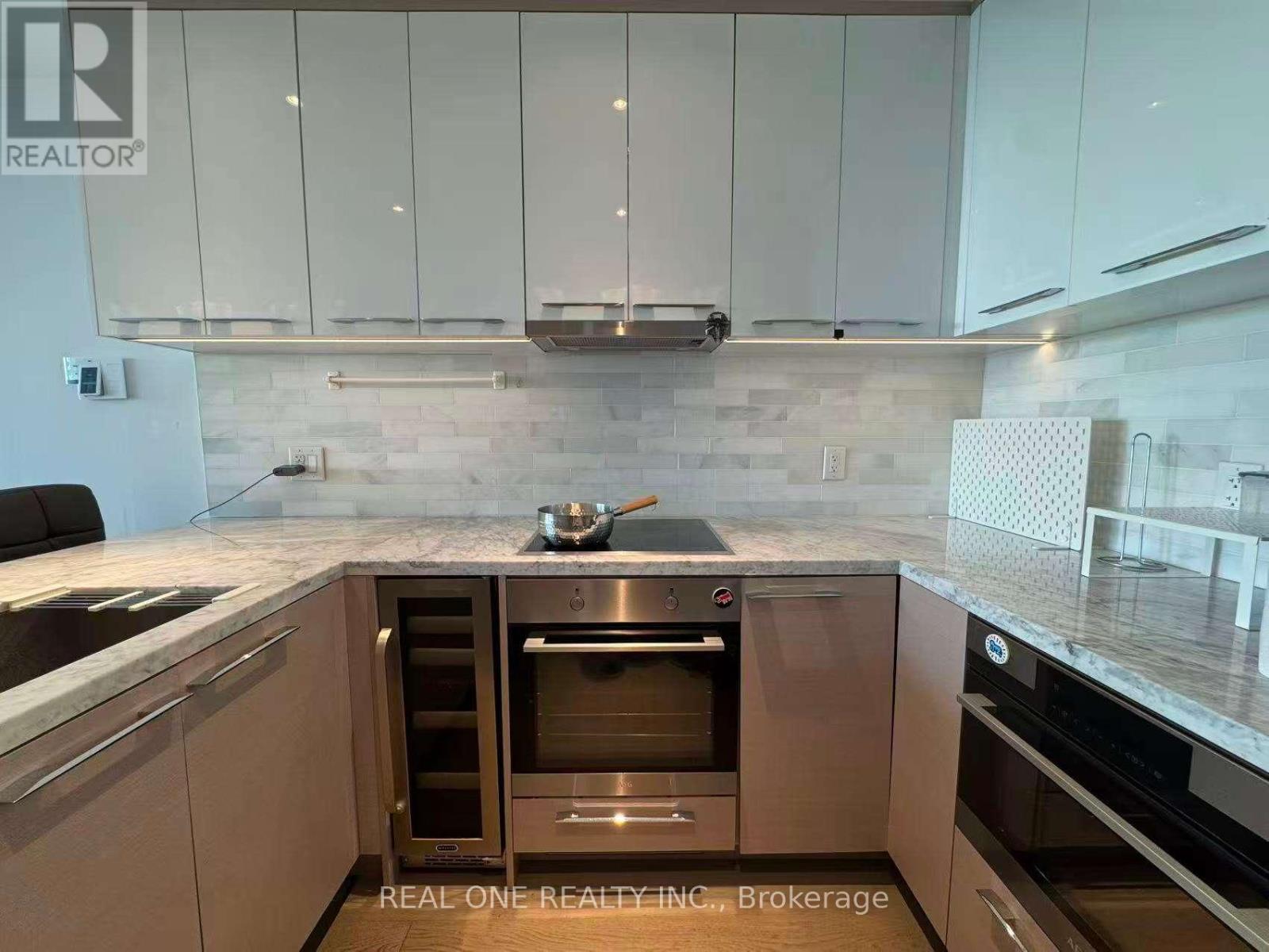 4911 - 488 UNIVERSITY AVENUE, Toronto, Ontario