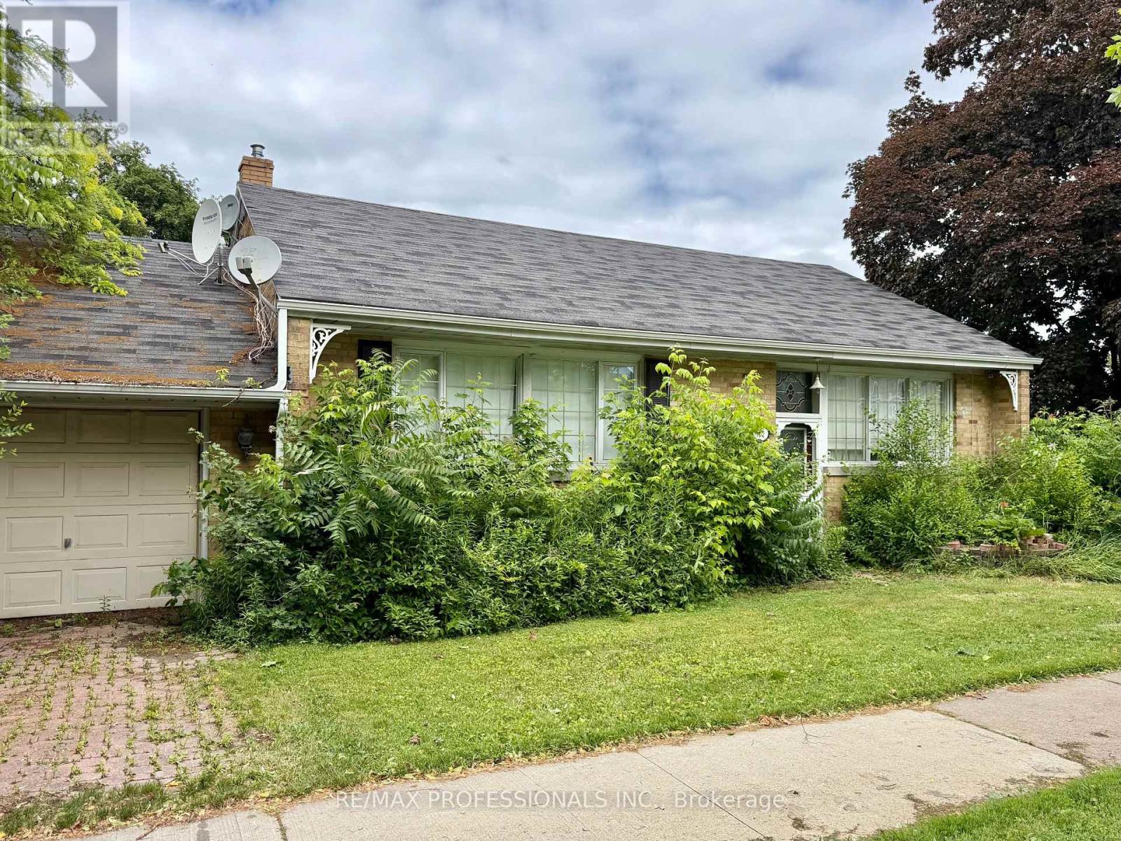 <div class="slider-price">$878,000</div><p>132 Rathburn Road, Toronto, Ontario</p>