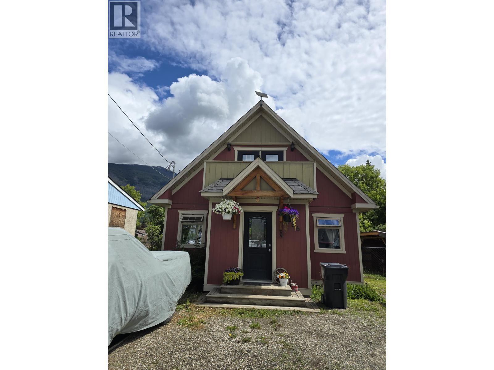 886 4th Avenue, Mcbride, British Columbia  V0J 2E0 - Photo 2 - R3137452