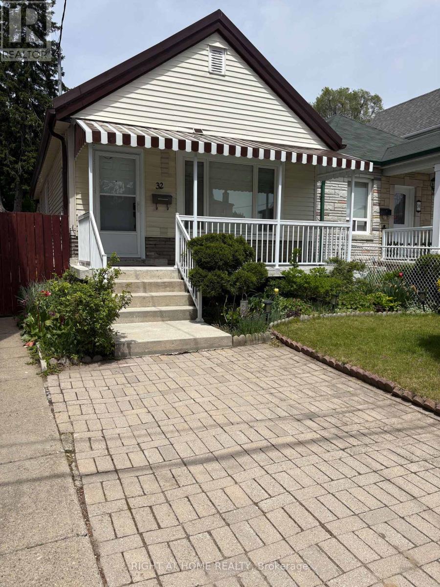 <div class="slider-price">$699,000</div><p>32 Florence Crescent, Toronto, Ontario</p>