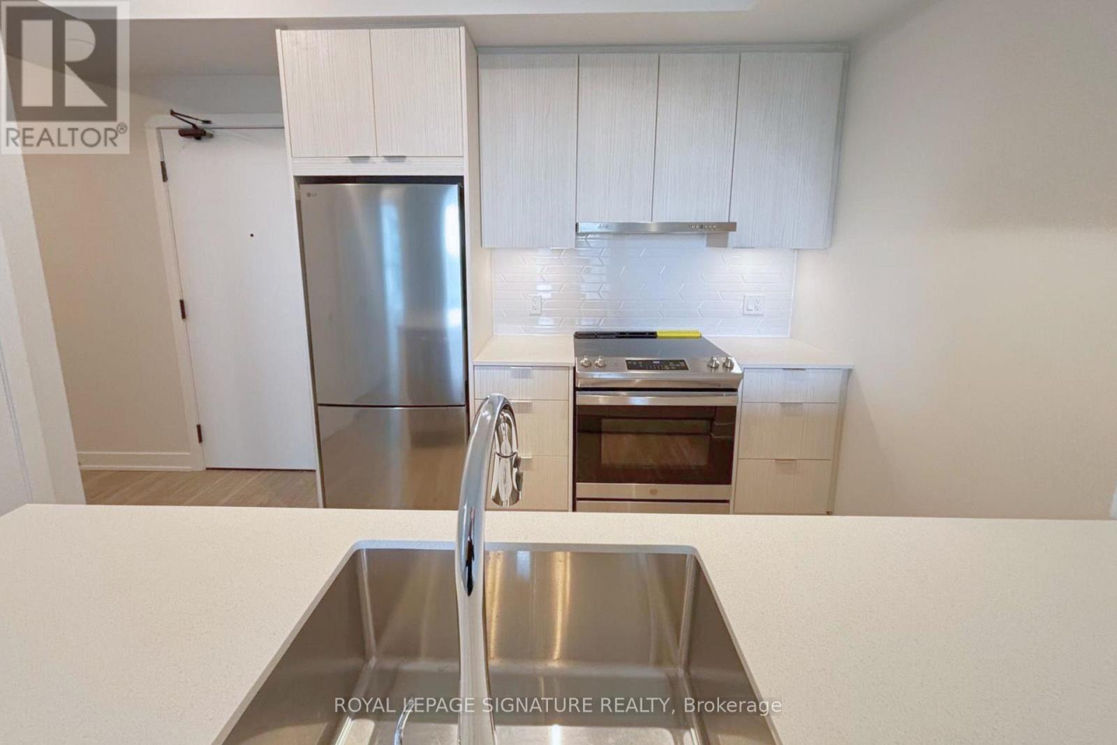 815 - 430 Square One Drive, Mississauga, Ontario  L5B 3Y1 - Photo 5 - W13464982