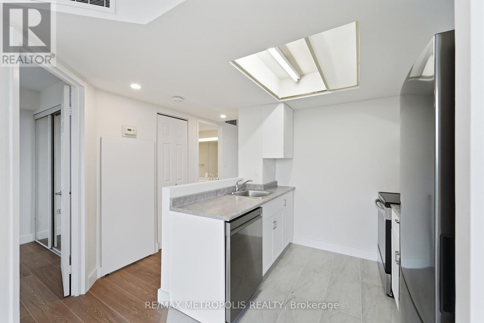 1604 - 5 Concorde Place, Toronto, Ontario M3C 3M8 - Photo 11 - C13464998