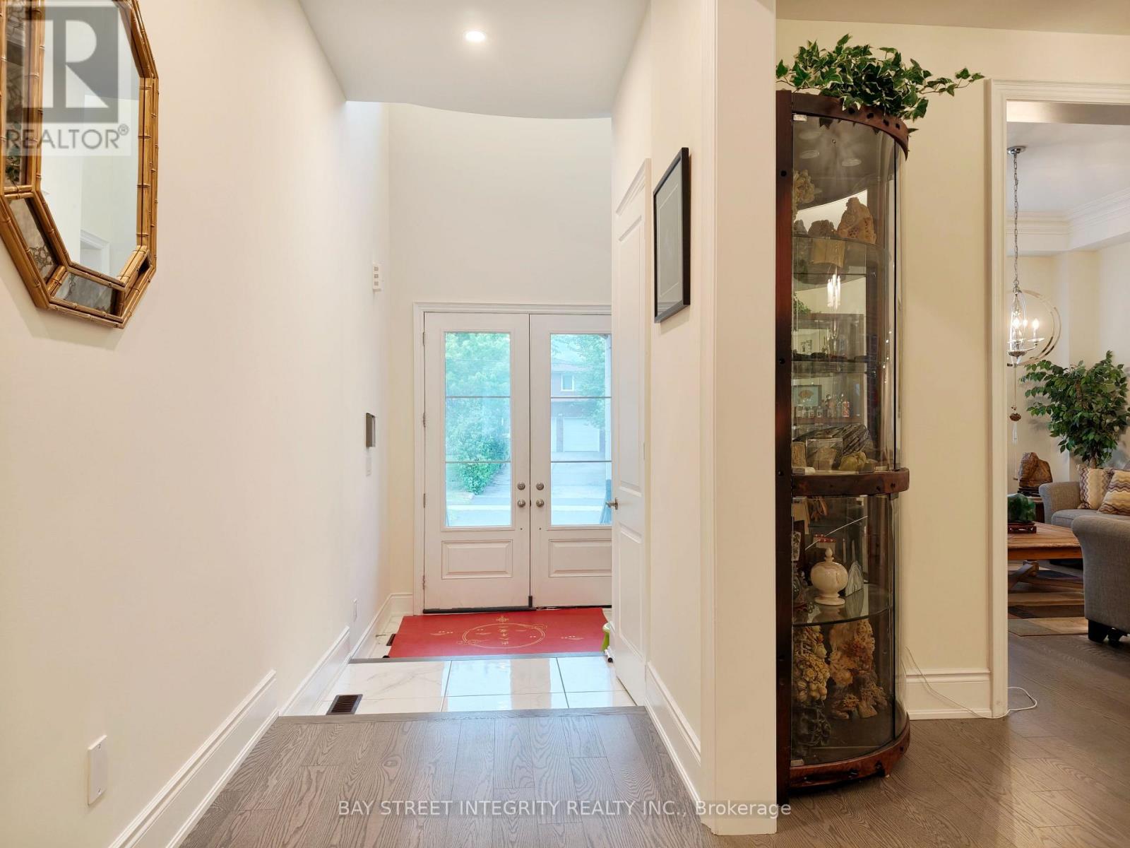 211 Hillsview Drive, Richmond Hill, Ontario  L4C 4L8 - Photo 4 - N13459676
