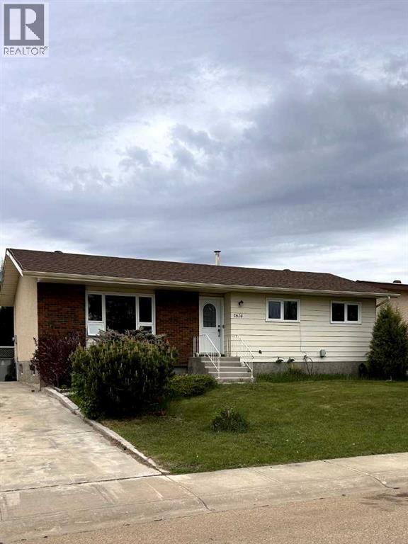 1614 3 Avenue, Wainwright, Alberta T9W 1J3 - Photo 1 - A2303049