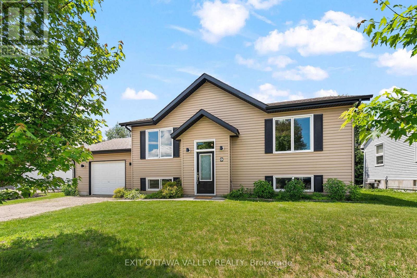 9 MINTO STREET, Whitewater Region, Ontario