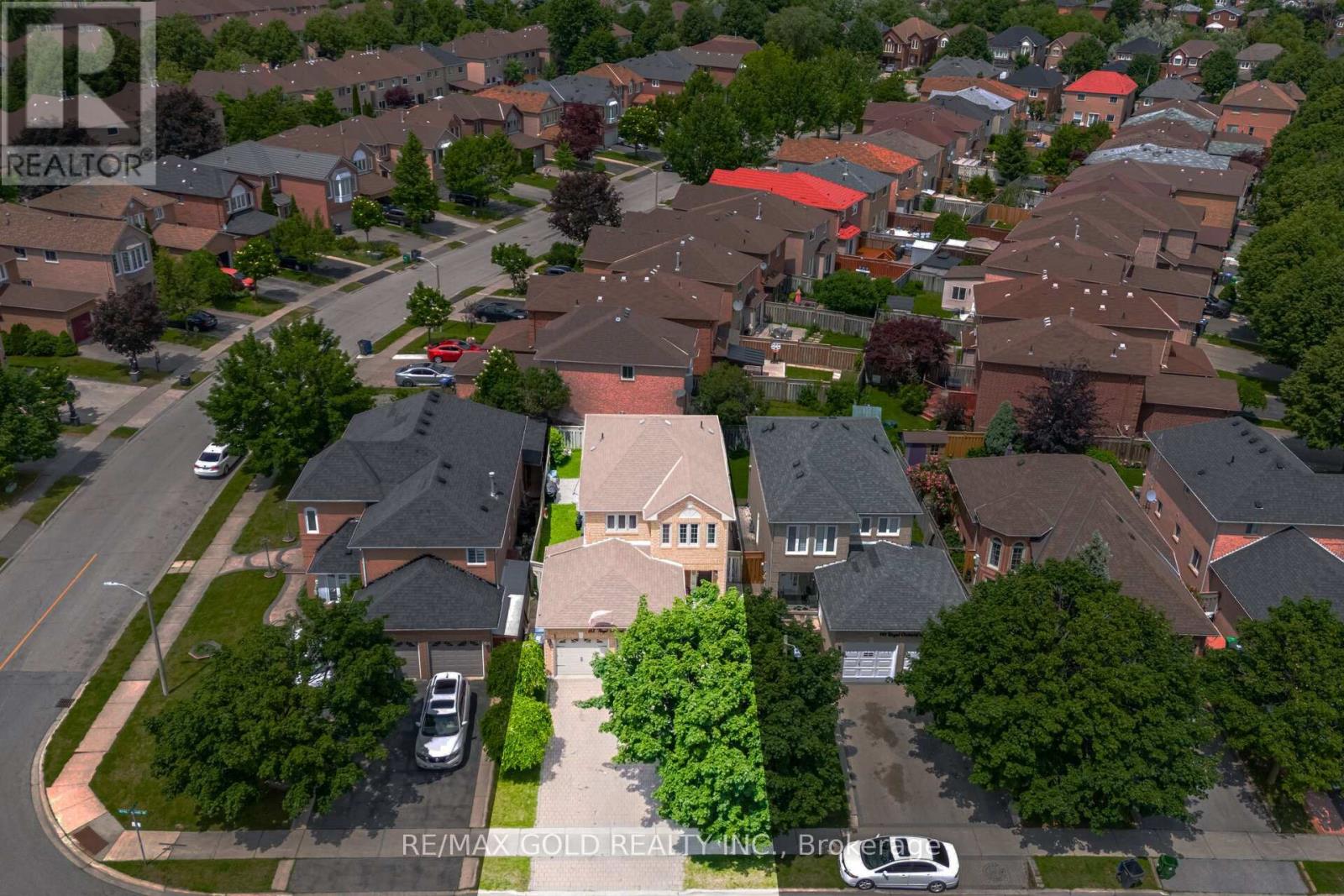 143 Royal Orchard Drive, Brampton, Ontario  L6X 4K6 - Photo 2 - W13465188