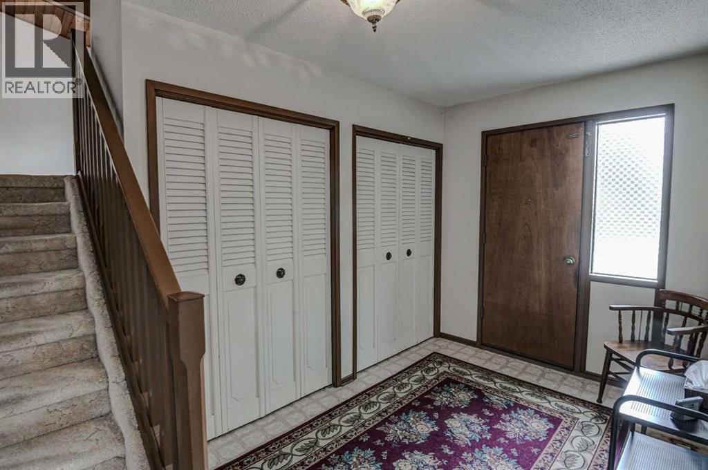 1135 Southglen Drive Sw, Calgary, Alberta  T2W 0X2 - Photo 4 - A2322162