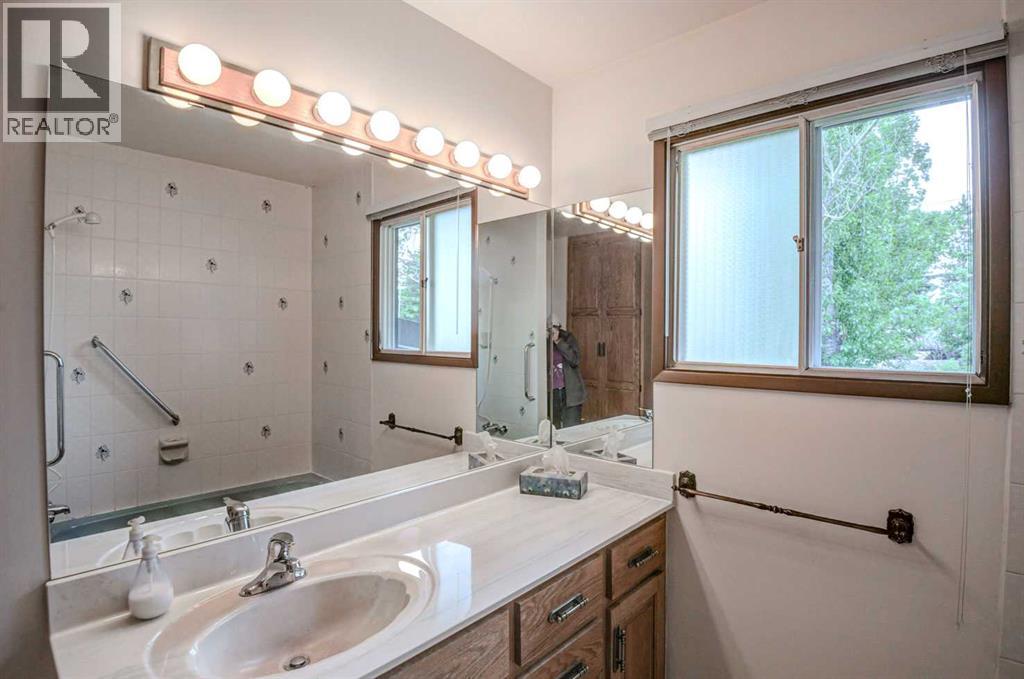 1135 Southglen Drive Sw, Calgary, Alberta  T2W 0X2 - Photo 16 - A2322162