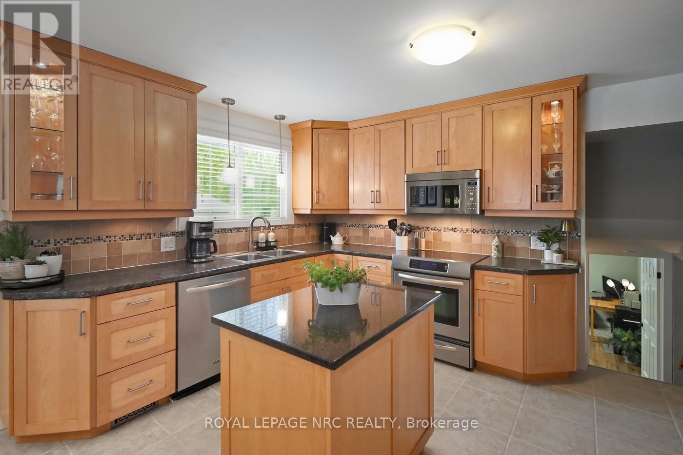 37 Spruceside Crescent, Pelham, Ontario  L3E 0G1 - Photo 8 - X13465252