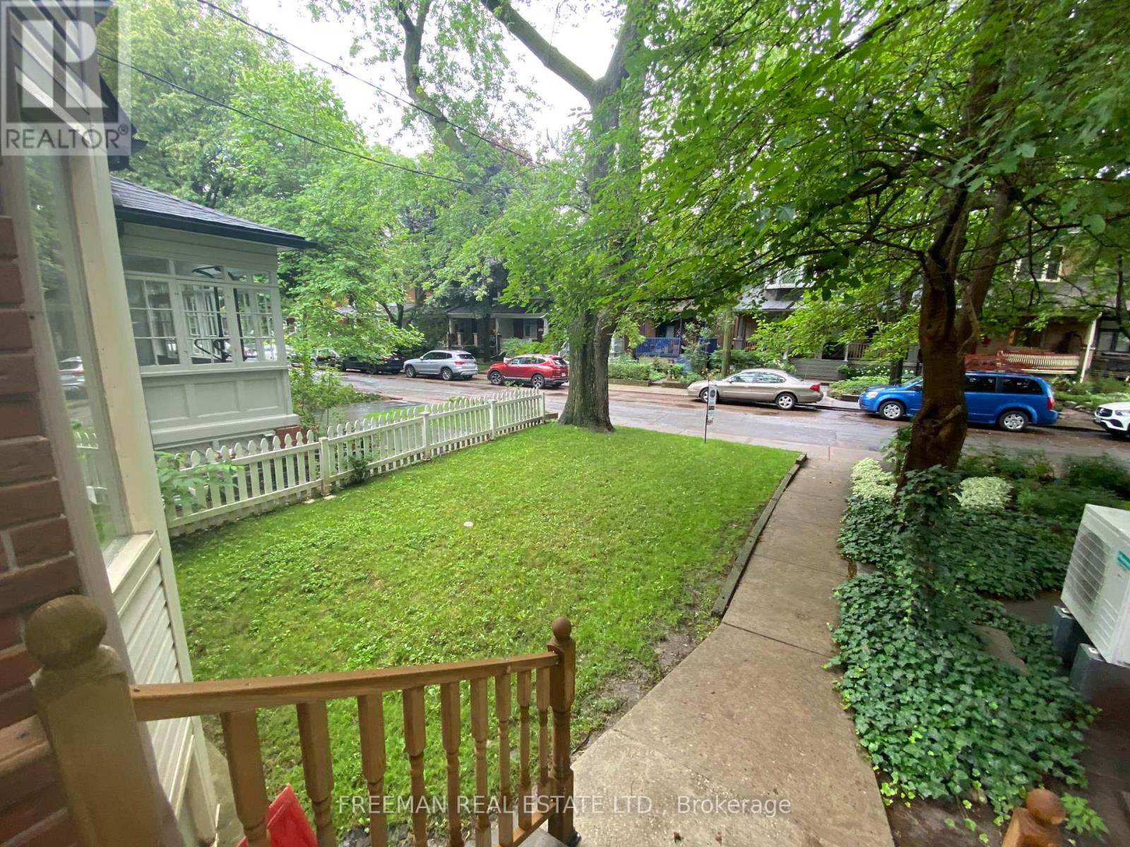 Main - 72 Vermont Avenue, Toronto, Ontario M6G 1X9 - Photo 3 - C13433692