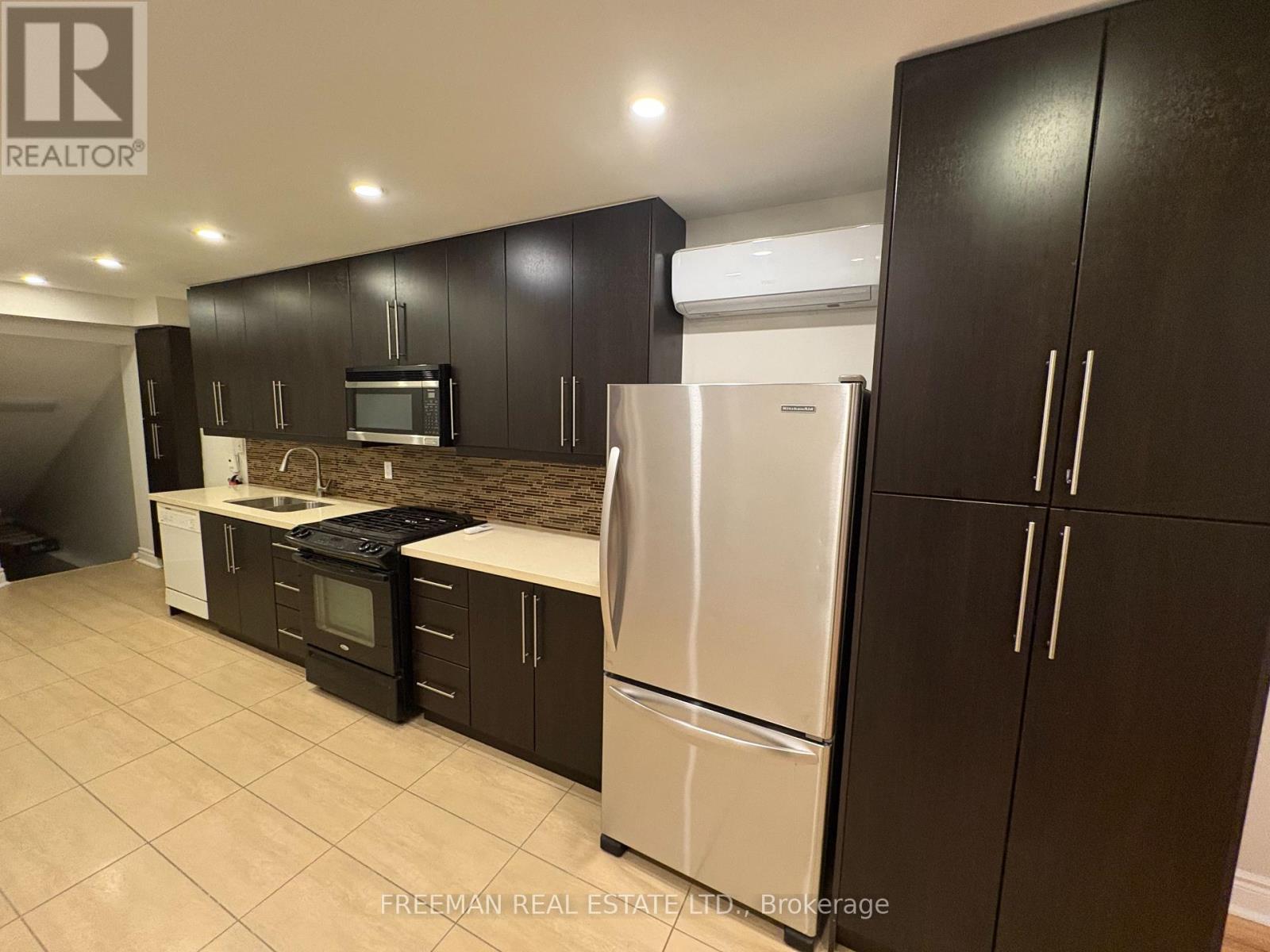 Main - 72 Vermont Avenue, Toronto, Ontario M6G 1X9 - Photo 11 - C13433692