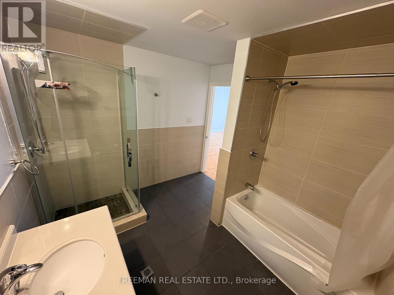 Main - 72 Vermont Avenue, Toronto, Ontario M6G 1X9 - Photo 22 - C13433692