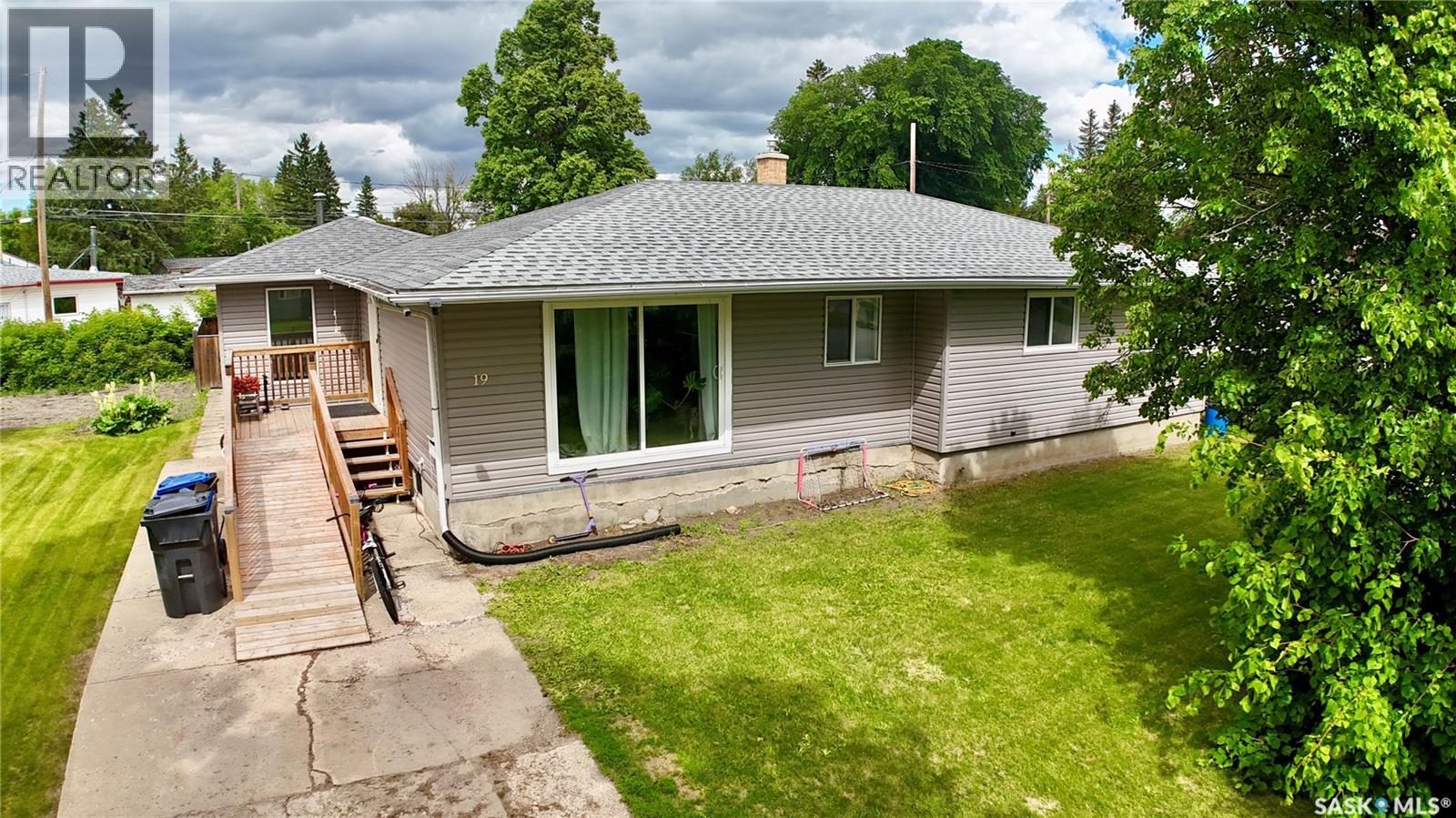 19 Logan CRESCENT W, Yorkton, Saskatchewan