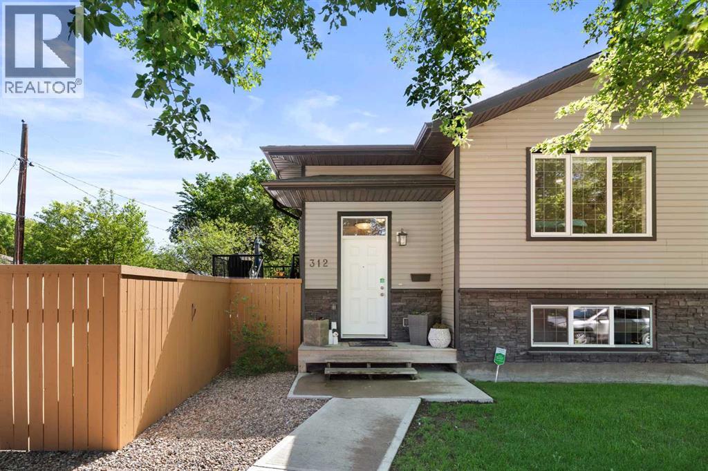 312 4 Avenue NW, Medicine Hat, Alberta  T1A 1Z1 - Photo 1 - A2316496