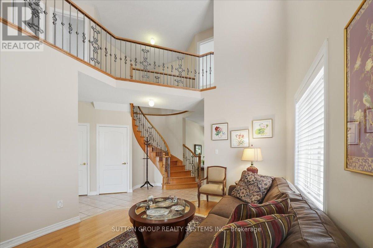 1382 Avon Drive, Mississauga, Ontario L5N 7Z3 - Photo 3 - W13164918