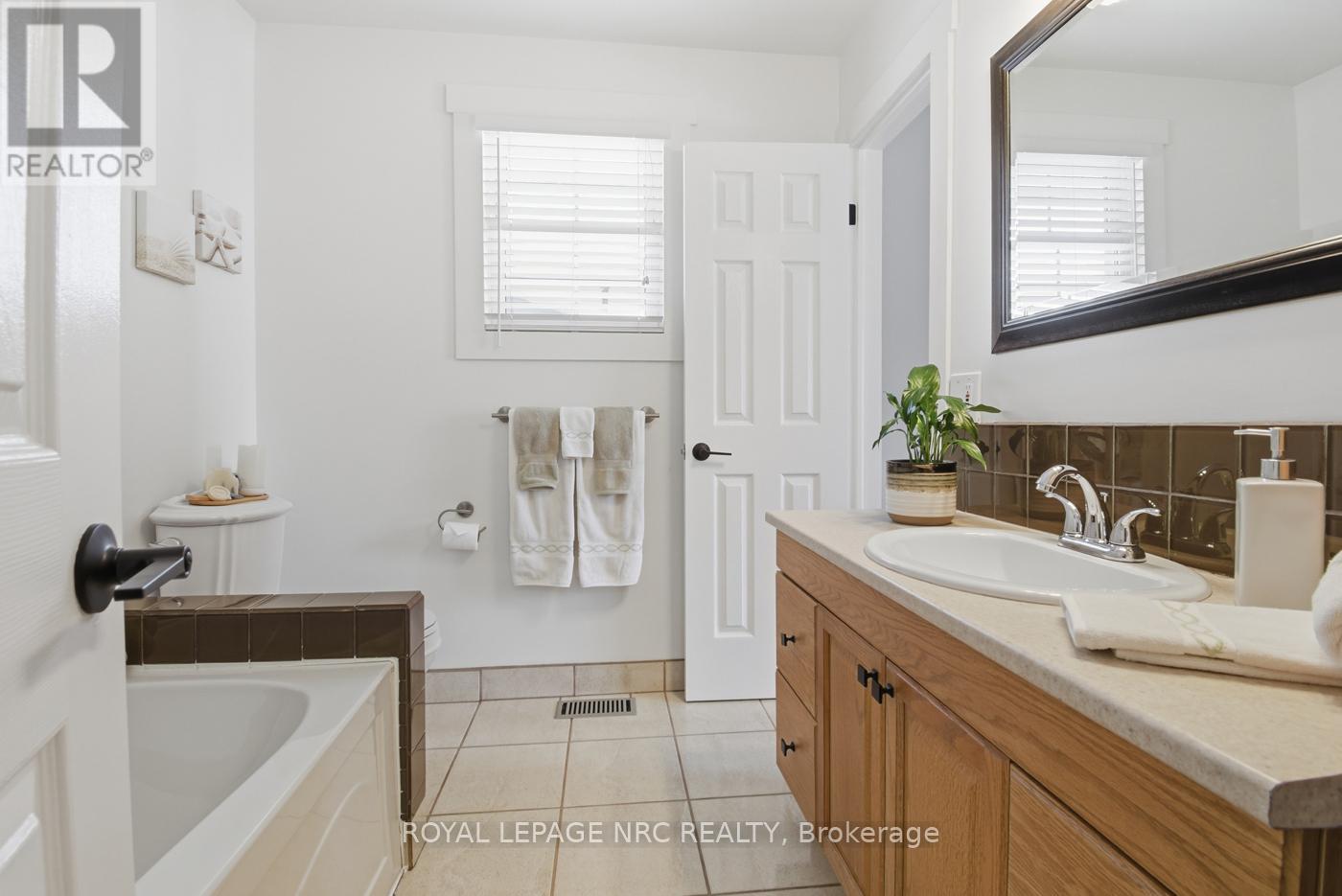 37 Spruceside Crescent, Pelham, Ontario  L3E 0G1 - Photo 16 - X13465252