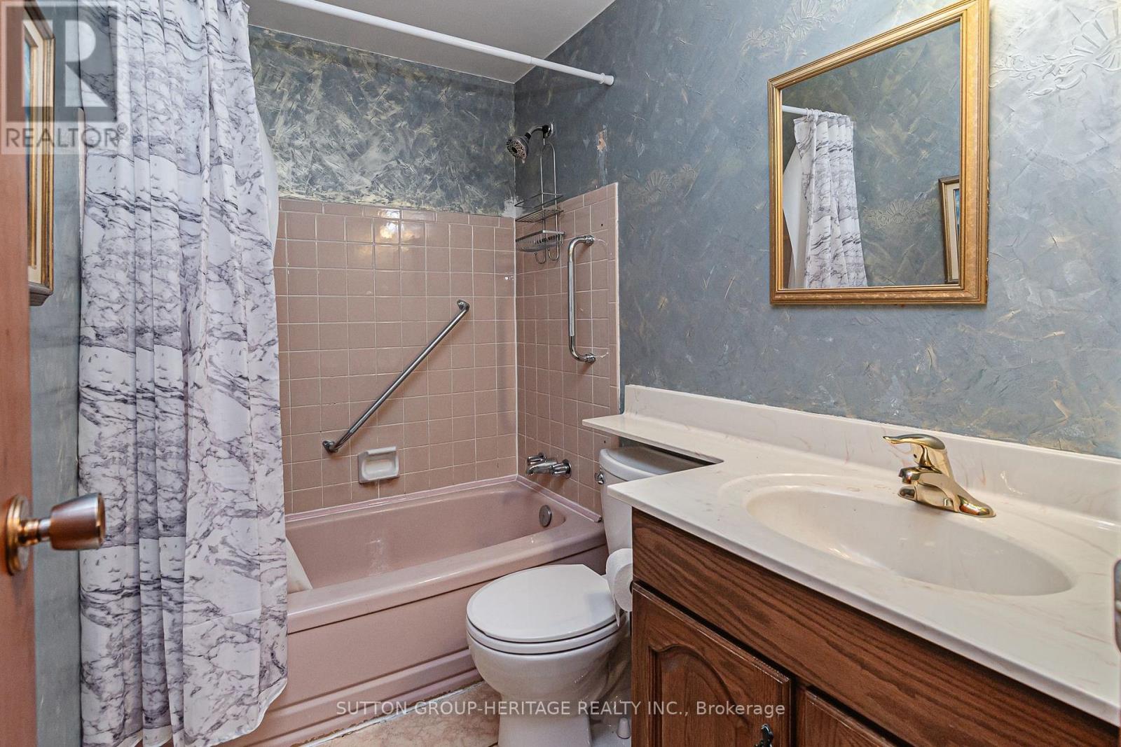1113 Valley Court, Oshawa, Ontario  L1J 3M4 - Photo 15 - E13465560