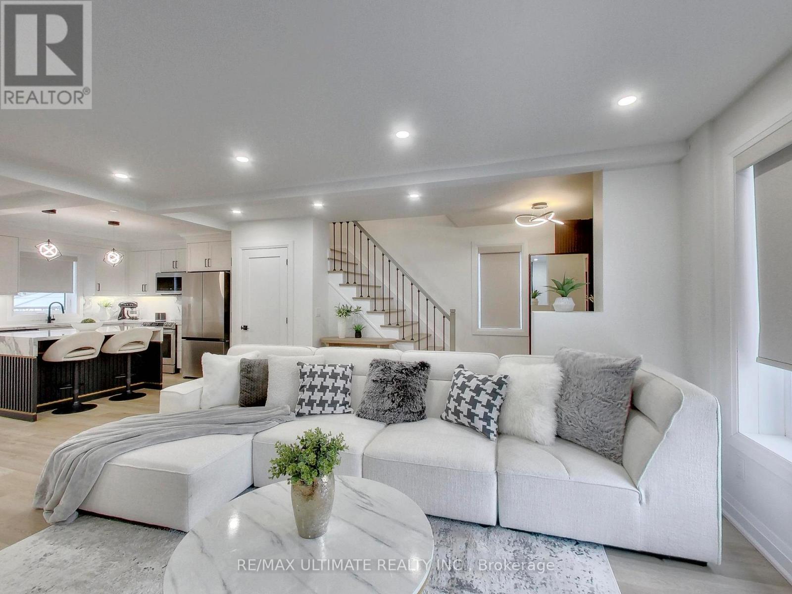 11 Blandorman Road, Toronto, Ontario  M6L 2L7 - Photo 7 - W13465454