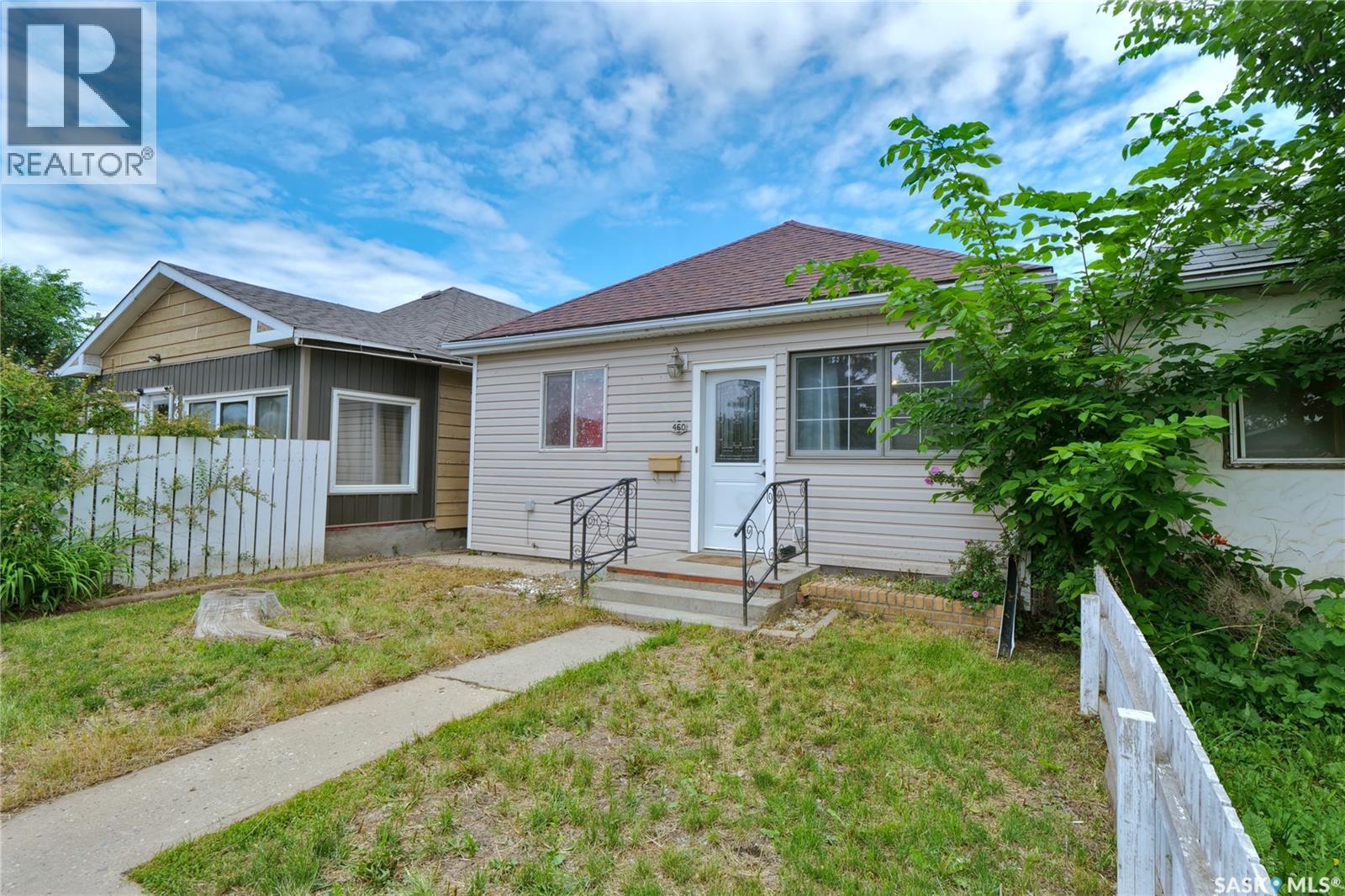 460 Iroquois Street W, Moose Jaw, Saskatchewan  S6H 5B3 - Photo 1 - SK040029