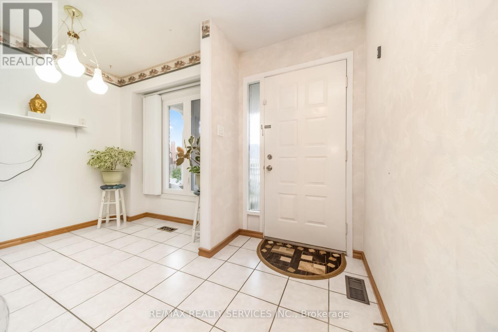 27 Ashford Court, Brampton, Ontario  L6V 3E2 - Photo 11 - W13465630