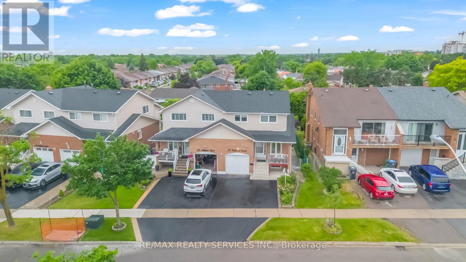 27 Ashford Court, Brampton, Ontario  L6V 3E2 - Photo 2 - W13465630