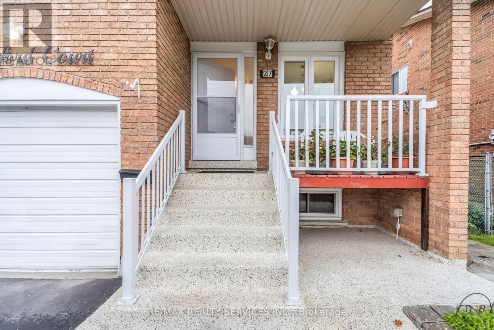27 Ashford Court, Brampton, Ontario  L6V 3E2 - Photo 9 - W13465630