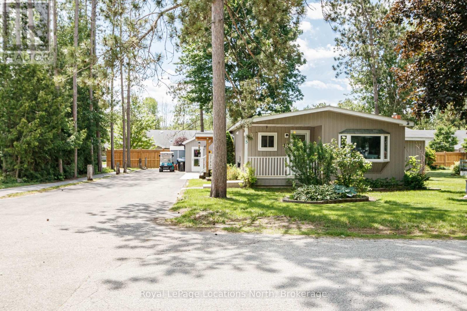 5 Golf Avenue Sw, Wasaga Beach, Ontario  L9Z 1K2 - Photo 2 - S13465646