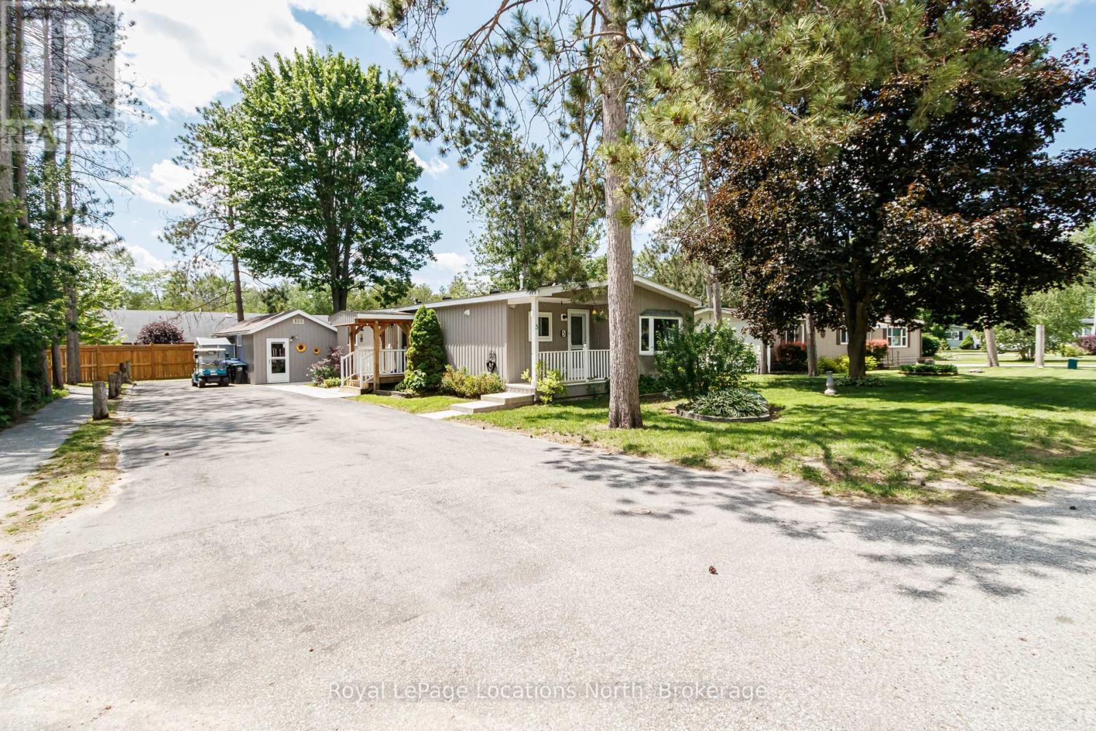 5 Golf Avenue Sw, Wasaga Beach, Ontario  L9Z 1K2 - Photo 3 - S13465646