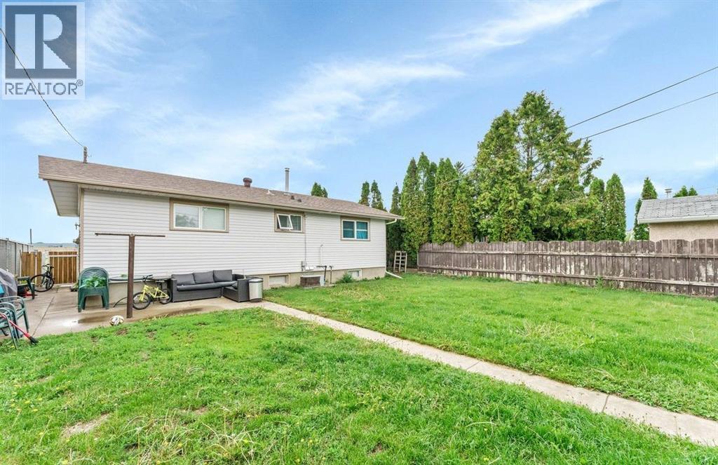 1265 2 Avenue NE, Medicine Hat, Alberta  T1A 6A7 - Photo 9 - A2316473