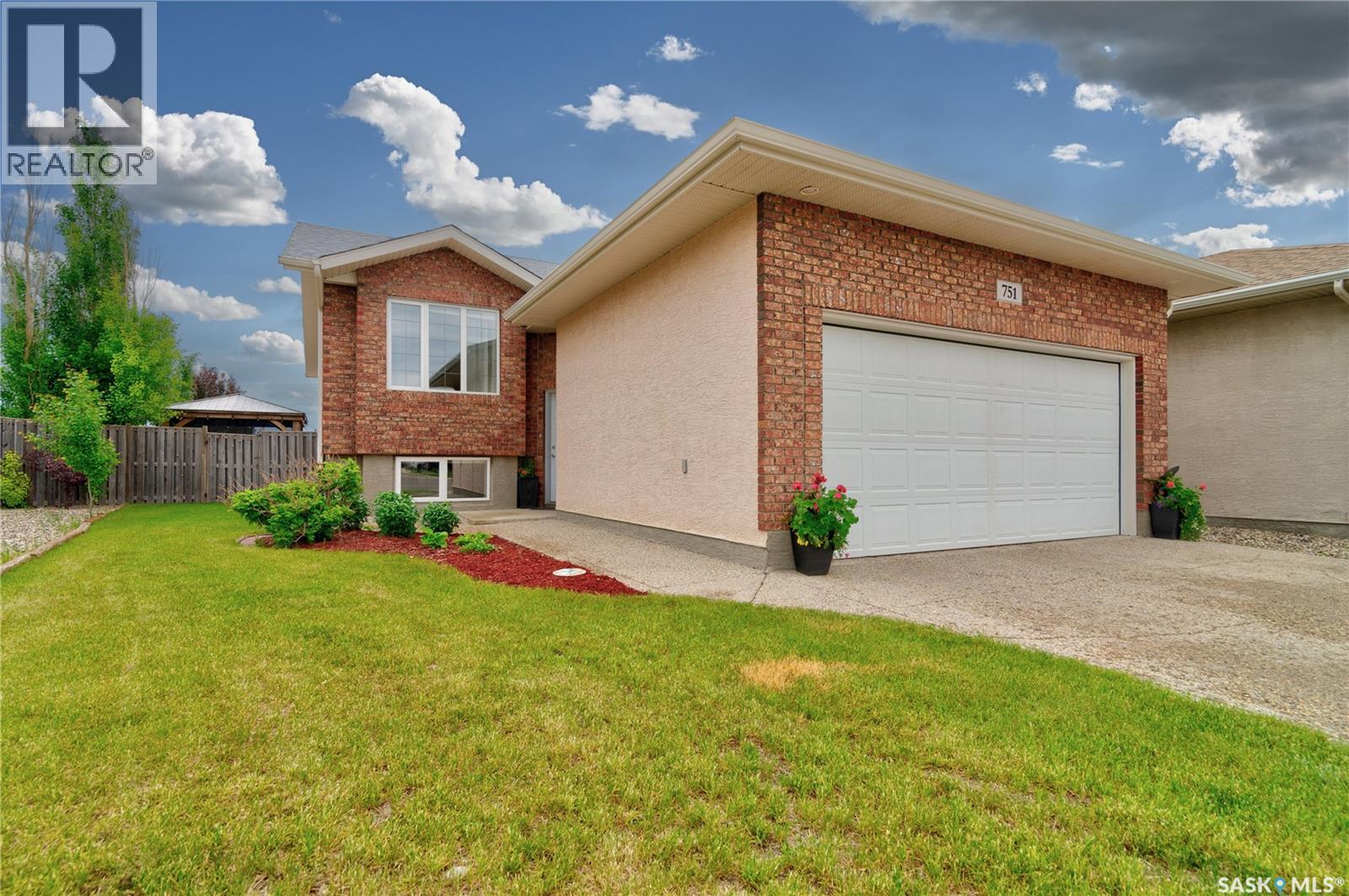 751 Bluebird Crescent, Regina, Saskatchewan  S4N 7S3 - Photo 2 - SK039985