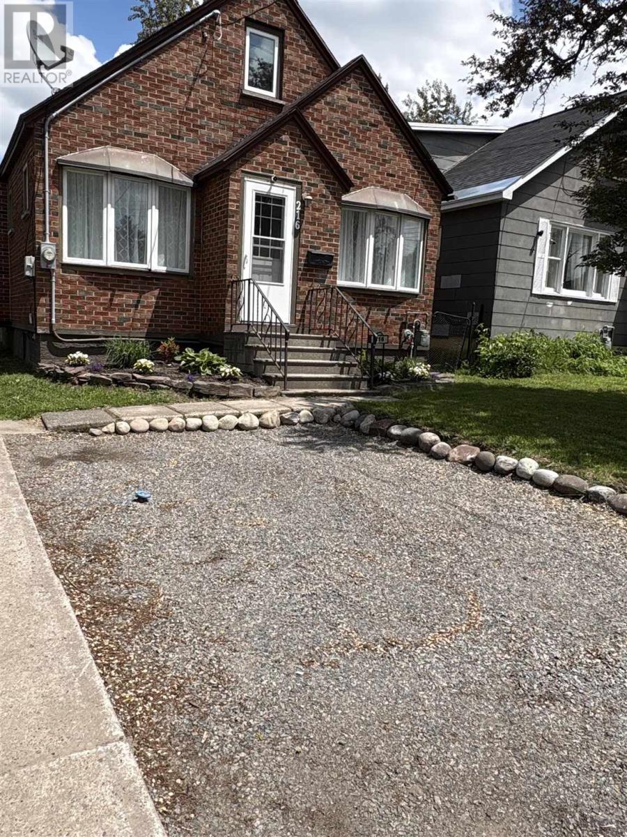 216 Wellington St, Sault Ste. Marie, Ontario  P6A 2L5 - Photo 3 - SM261515