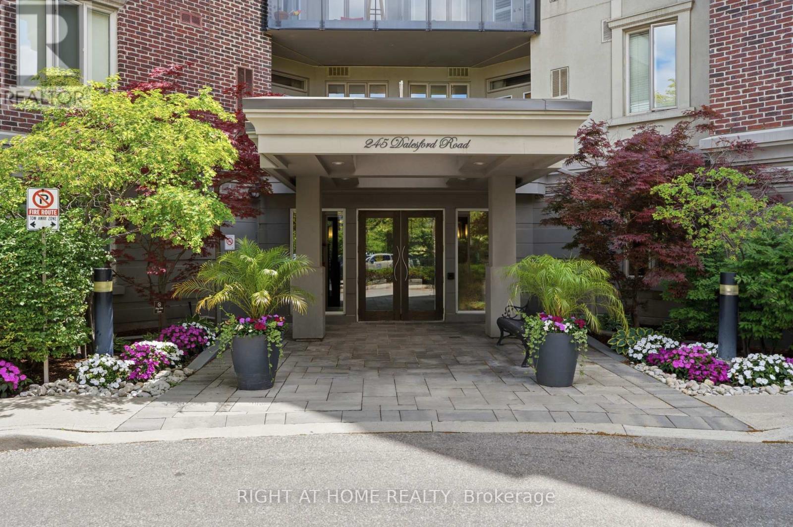 117 - 245 Dalesford Road, Toronto, Ontario  M8Y 4H7 - Photo 2 - W13465744
