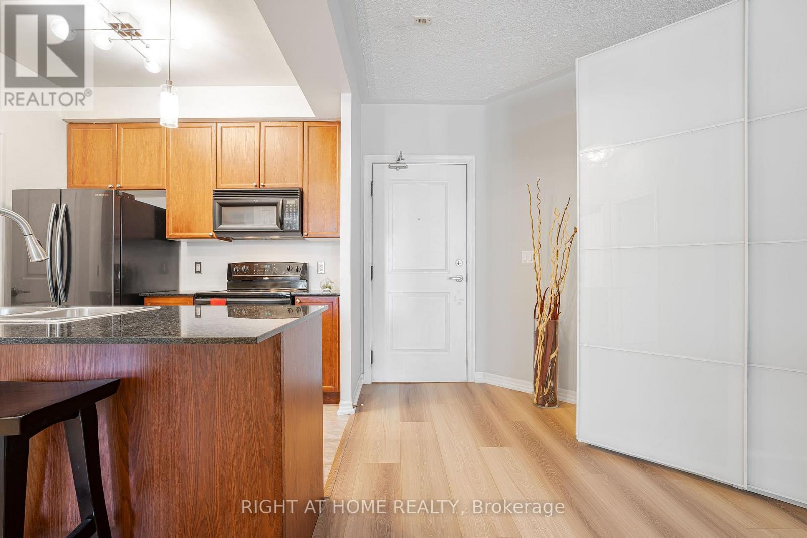 117 - 245 Dalesford Road, Toronto, Ontario  M8Y 4H7 - Photo 5 - W13465744