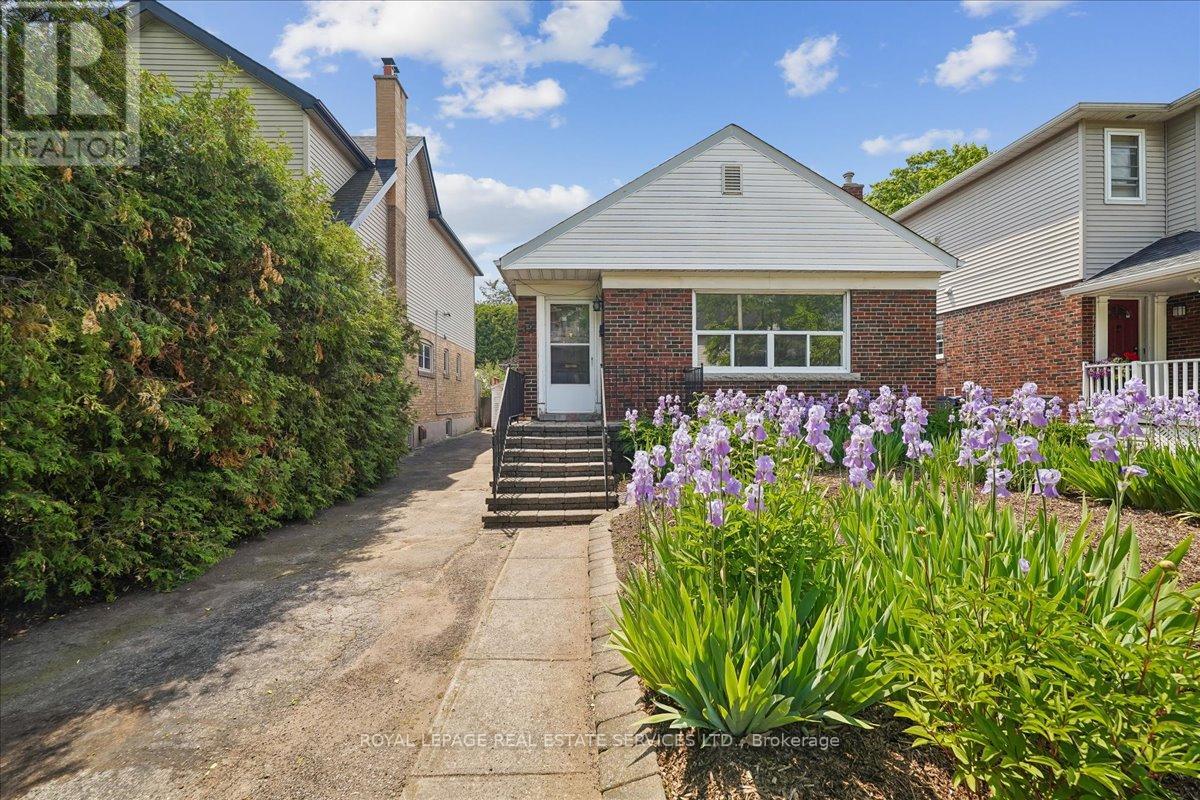 32 WOODLAND PARK ROAD, Toronto, Ontario